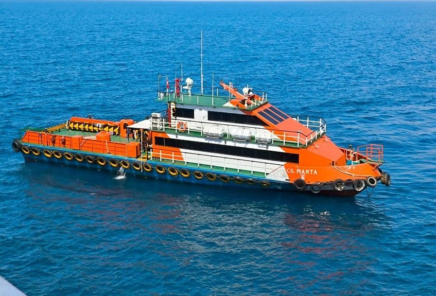 Crew Boat Manta